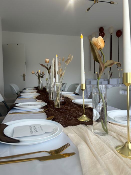 Table de dîner, dentelle chocolat et tulipes